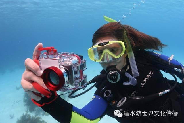 马里亚纳海沟深10862米,水还是液态吗?会被压缩成固体吗?